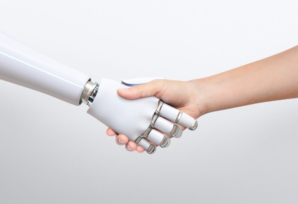 La doble cara de la IA: ¿Un motor de progreso o un reflejo de nuestros prejuicios? hands